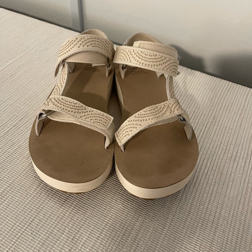 Women’s teva - size 8
